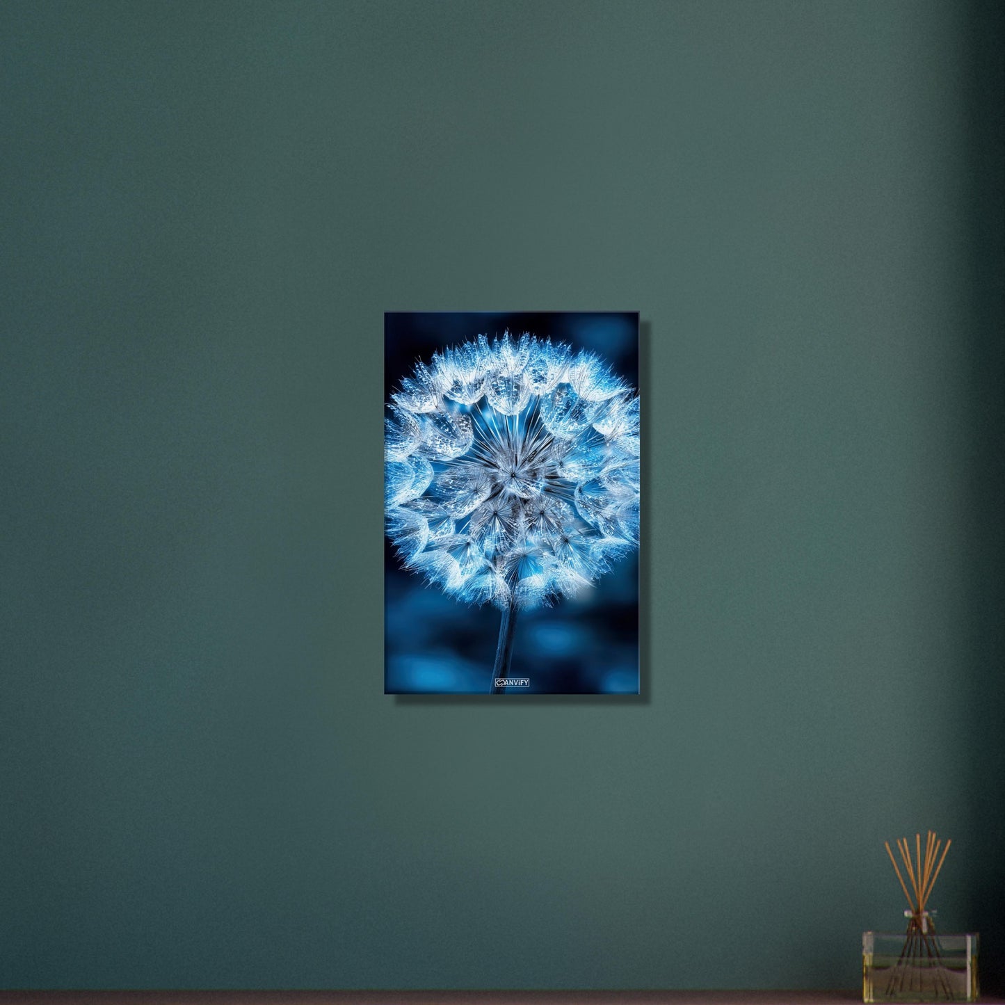 Eisblaue Pusteblume in Nahaufnahme auf einer Leinwand