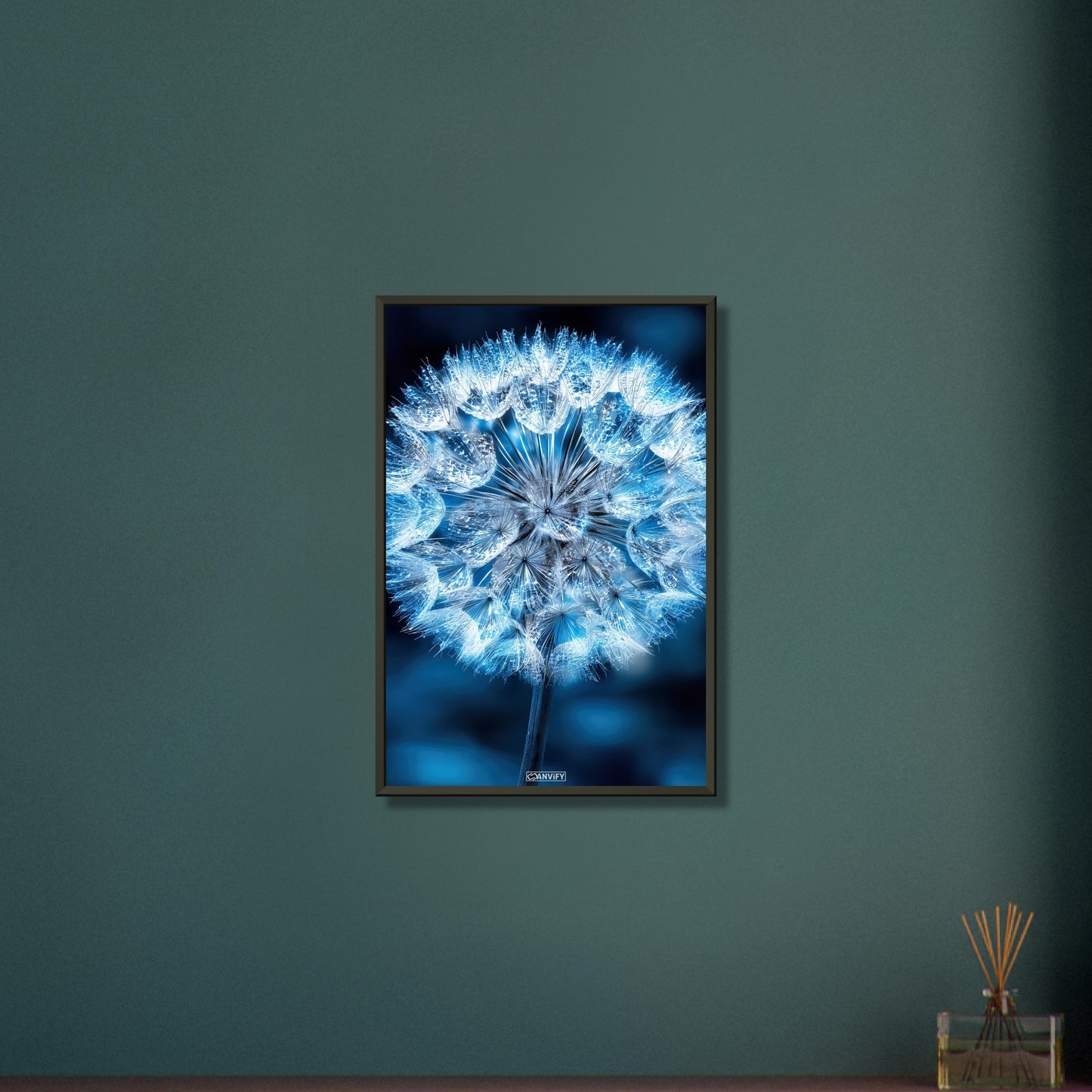 Eisblaue Pusteblume in Nahaufnahme auf einem Poster im Metallrahmen