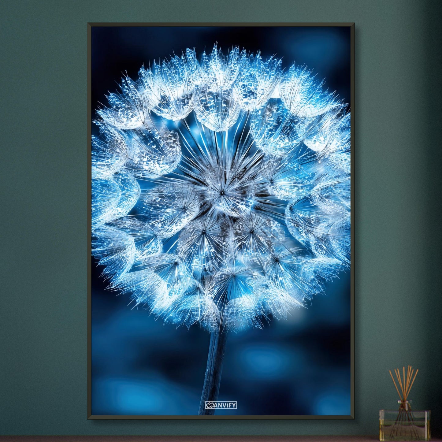 Eisblaue Pusteblume in Nahaufnahme auf einem Poster im Metallrahmen