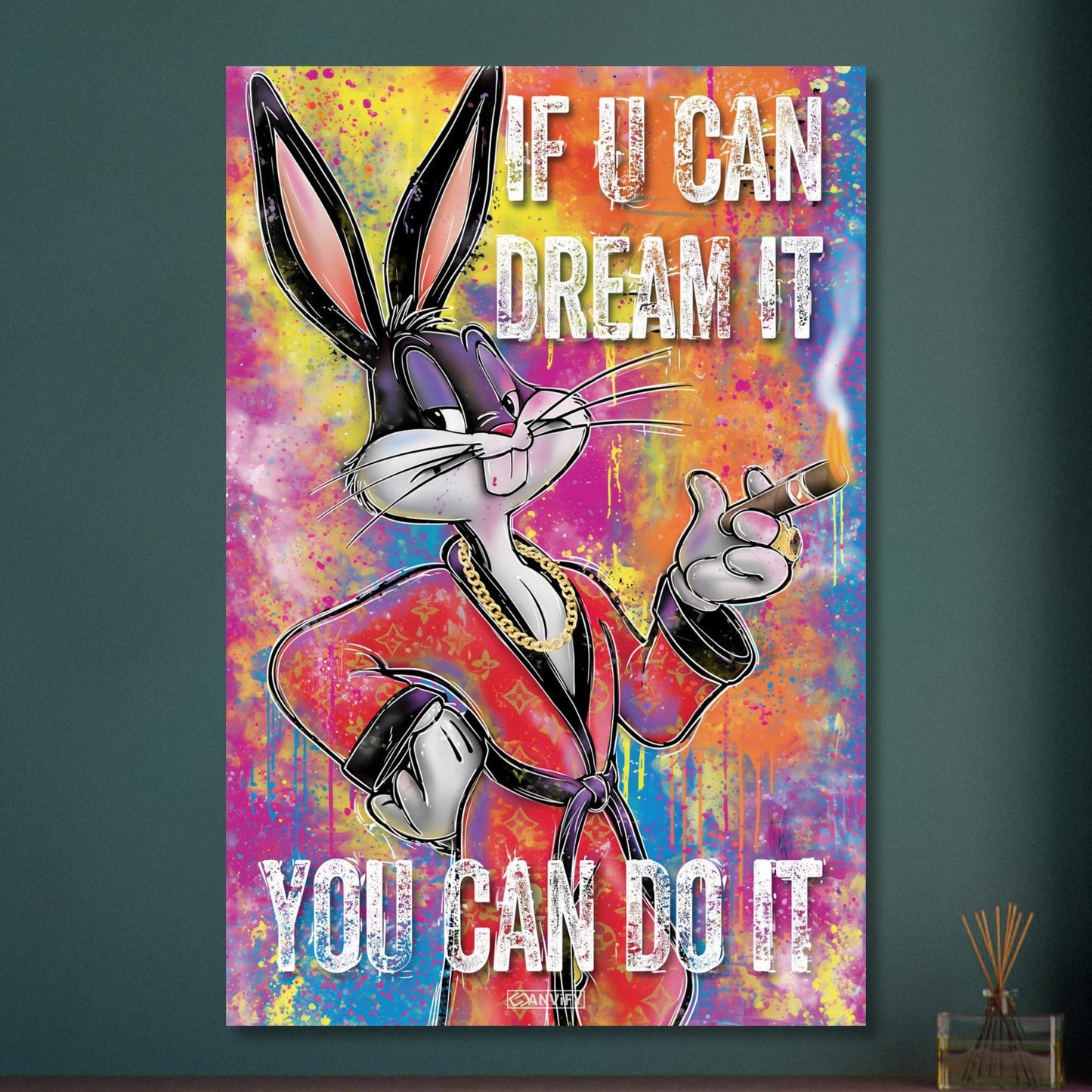 Bugs Bunny mit Goldkette und Goldring, Zigarre und einem Luxusmantel und dem Motivationsspruch "If You Can Dream It, You can Do It" im Pop Art Stil auf Aluminium