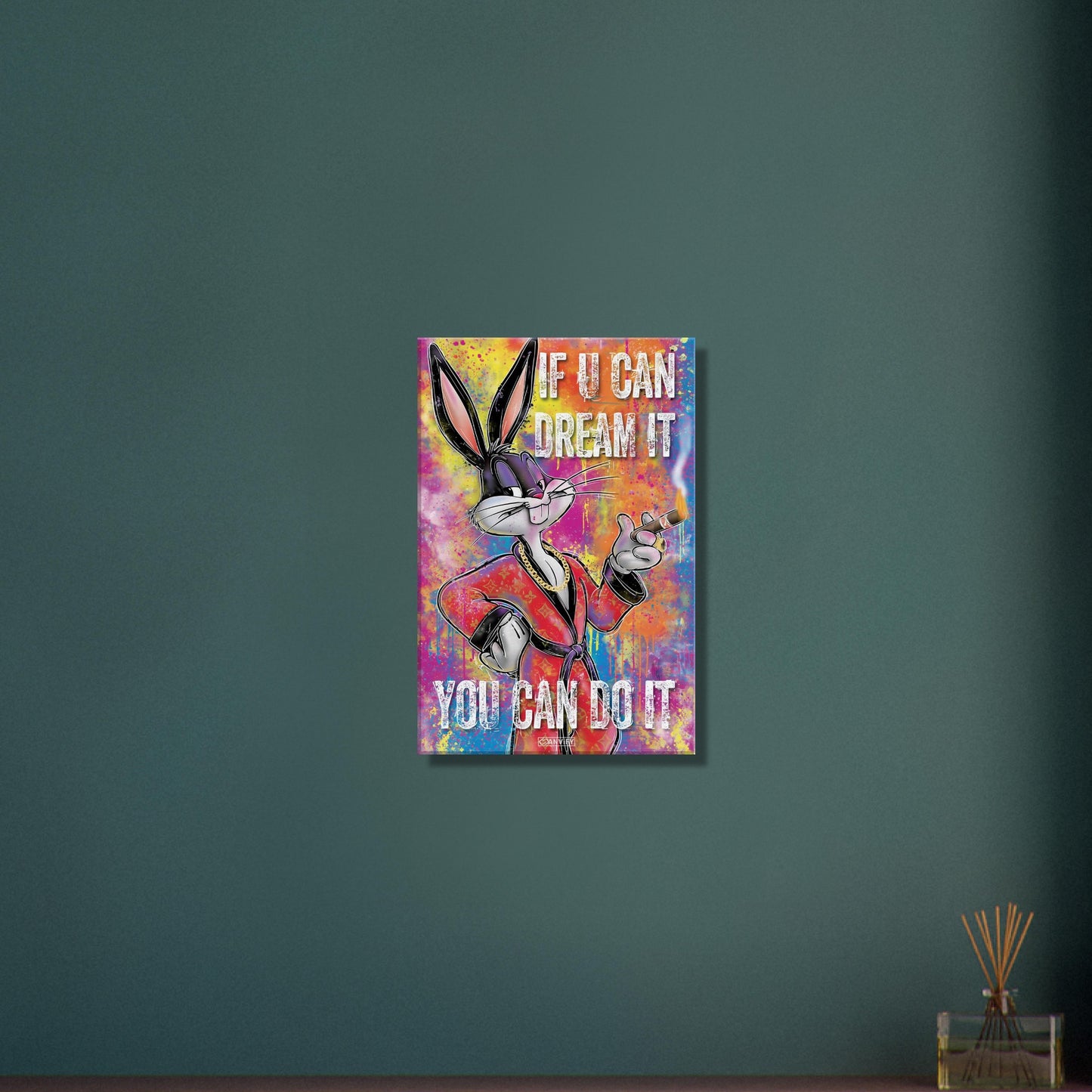 Bugs Bunny mit Goldkette und Goldring, Zigarre und einem Luxusmantel und dem Motivationsspruch "If You Can Dream It, You can Do It" im Pop Art Stil auf einer Leinwand