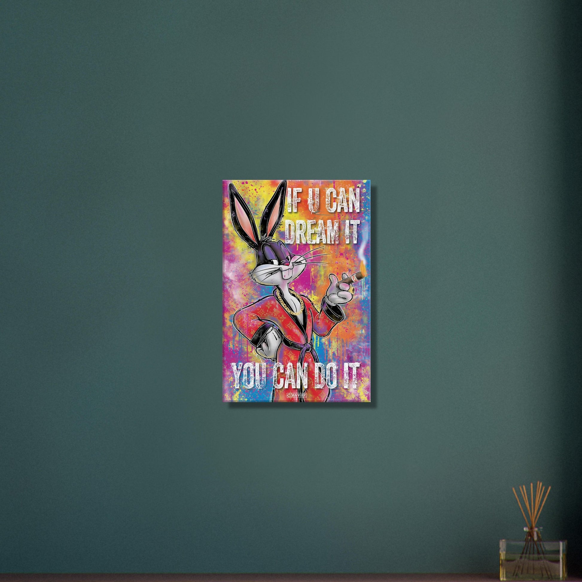 Bugs Bunny mit Goldkette und Goldring, Zigarre und einem Luxusmantel und dem Motivationsspruch "If You Can Dream It, You can Do It" im Pop Art Stil auf einer Leinwand