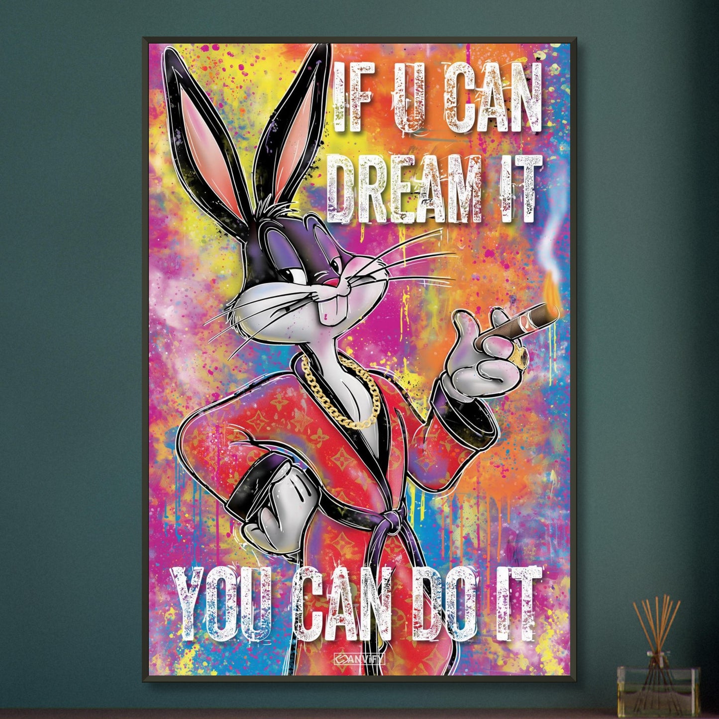 Bugs Bunny mit Goldkette und Goldring, Zigarre und einem Luxusmantel und dem Motivationsspruch "If You Can Dream It, You can Do It" im Pop Art Stil auf einem Poster im Metallrahmen