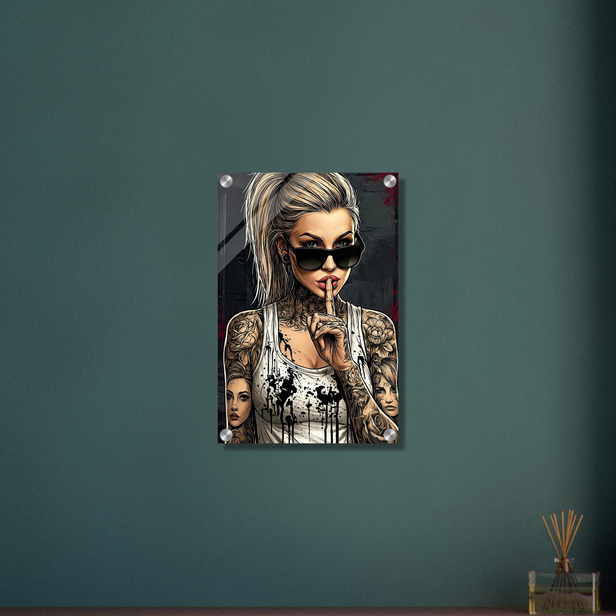 Schöne Frau mit Sonnenbrille und Tattoos im Modern Art Stil auf einem Acrylbild