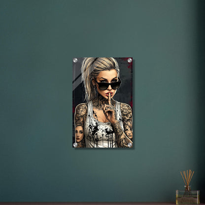 Schöne Frau mit Sonnenbrille und Tattoos im Modern Art Stil auf einem Acrylbild