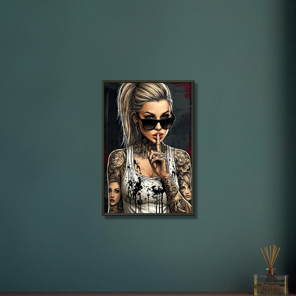 Schöne Frau mit Sonnenbrille und Tattoos im Modern Art Stil auf einem Poster im Metallrahmen