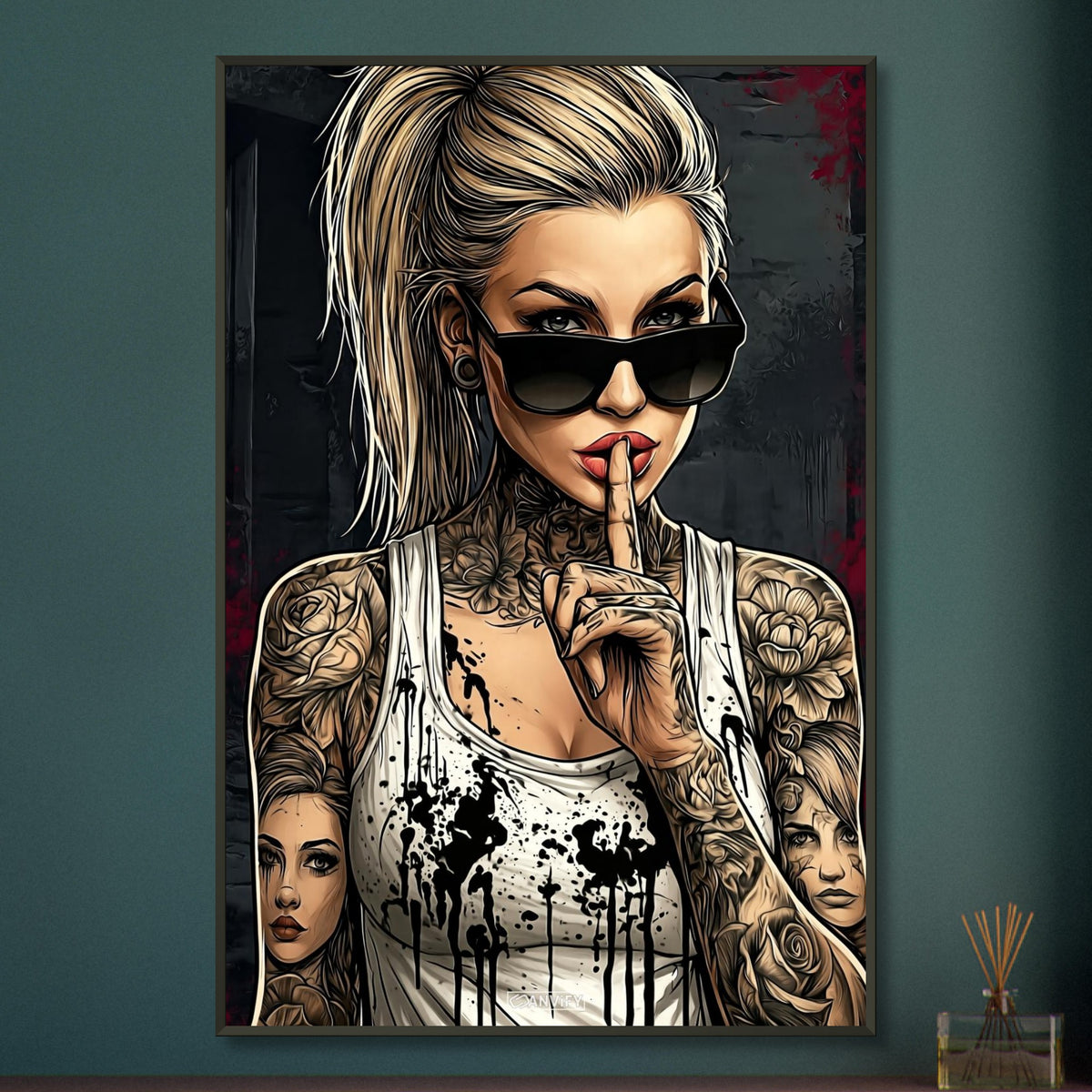 Schöne Frau mit Sonnenbrille und Tattoos im Modern Art Stil auf einem Poster im Metallrahmen