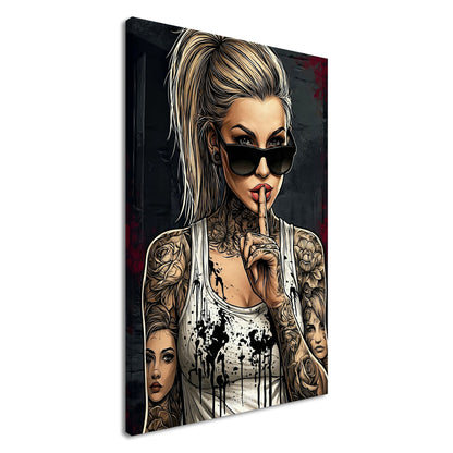 Schöne Frau mit Sonnenbrille und Tattoos im Modern Art Stil auf einer Leinwand