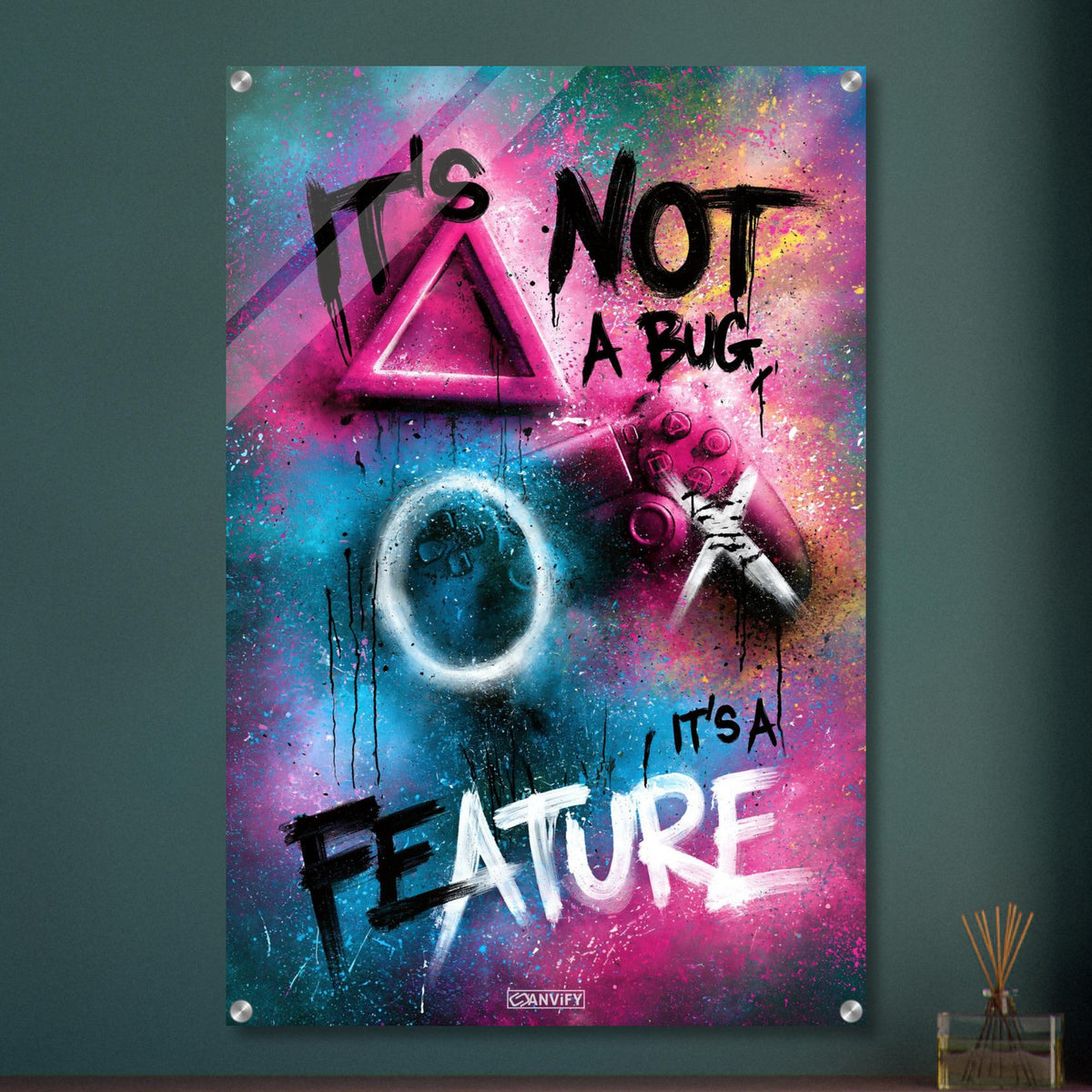 Spruch 'It's Not A Bug It's A Feature' im Graffiti Street Art Stil mit einem Playstation Controller auf einem Acrylbild