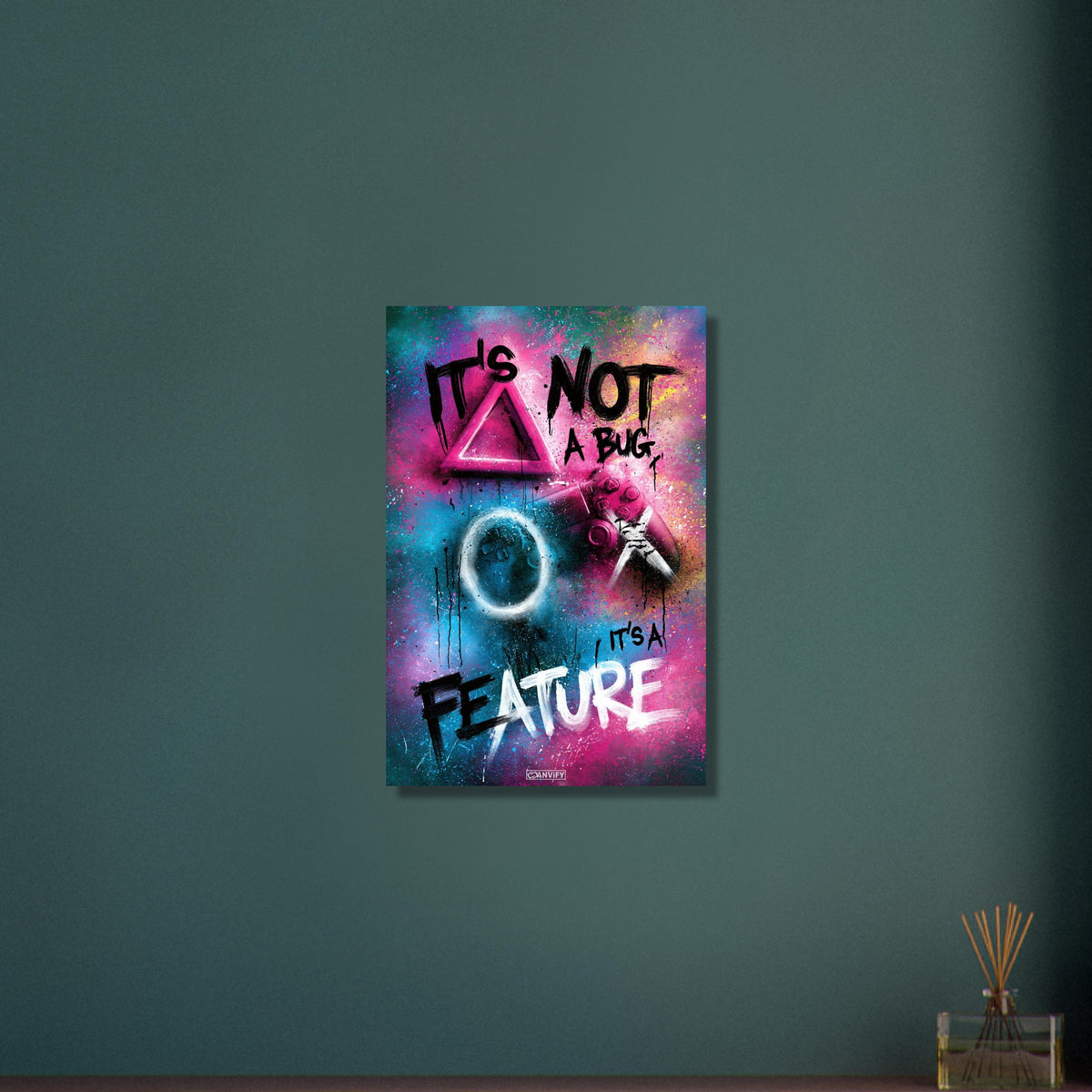 Spruch 'It's Not A Bug It's A Feature' im Graffiti Street Art Stil mit einem Playstation Controller auf Aluminium