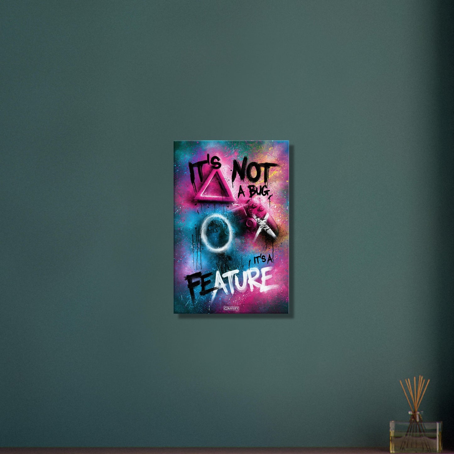 Spruch 'It's Not A Bug It's A Feature' im Graffiti Street Art Stil mit einem Playstation Controller auf einer Leinwand
