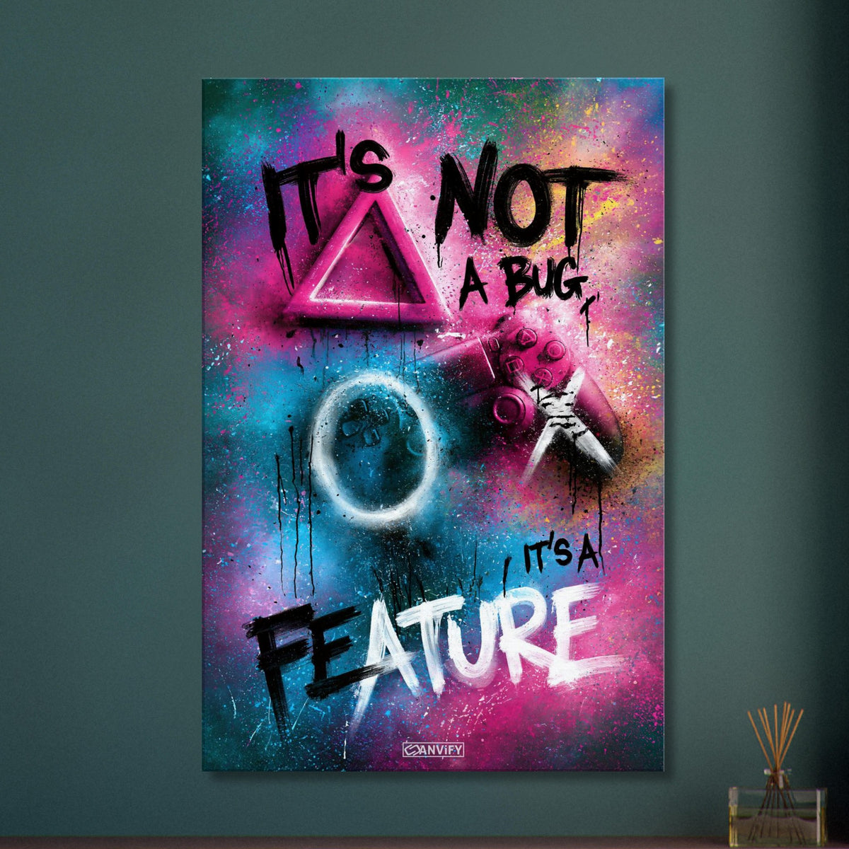 Spruch 'It's Not A Bug It's A Feature' im Graffiti Street Art Stil mit einem Playstation Controller auf einer Leinwand