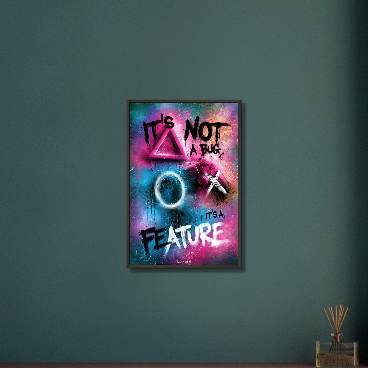 Spruch 'It's Not A Bug It's A Feature' im Graffiti Street Art Stil mit einem Playstation Controller auf einem Poster im Metallrahmen