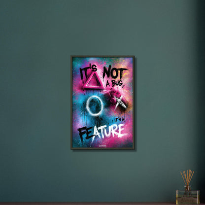 Spruch 'It's Not A Bug It's A Feature' im Graffiti Street Art Stil mit einem Playstation Controller auf einem Poster im Metallrahmen