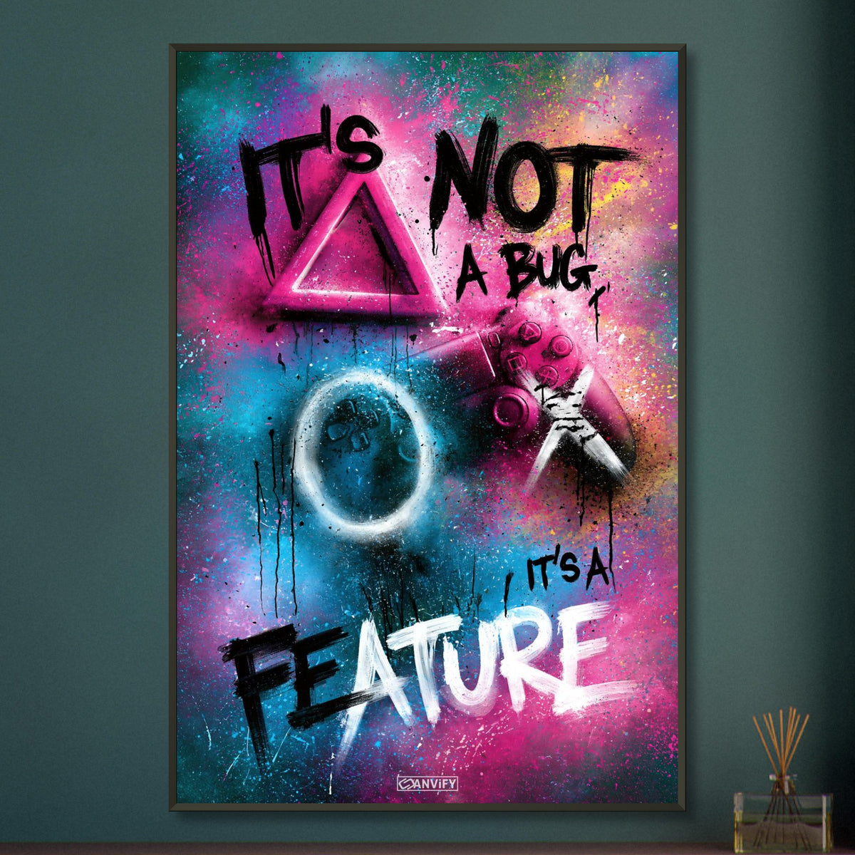 Spruch 'It's Not A Bug It's A Feature' im Graffiti Street Art Stil mit einem Playstation Controller auf einem Poster im Metallrahmen
