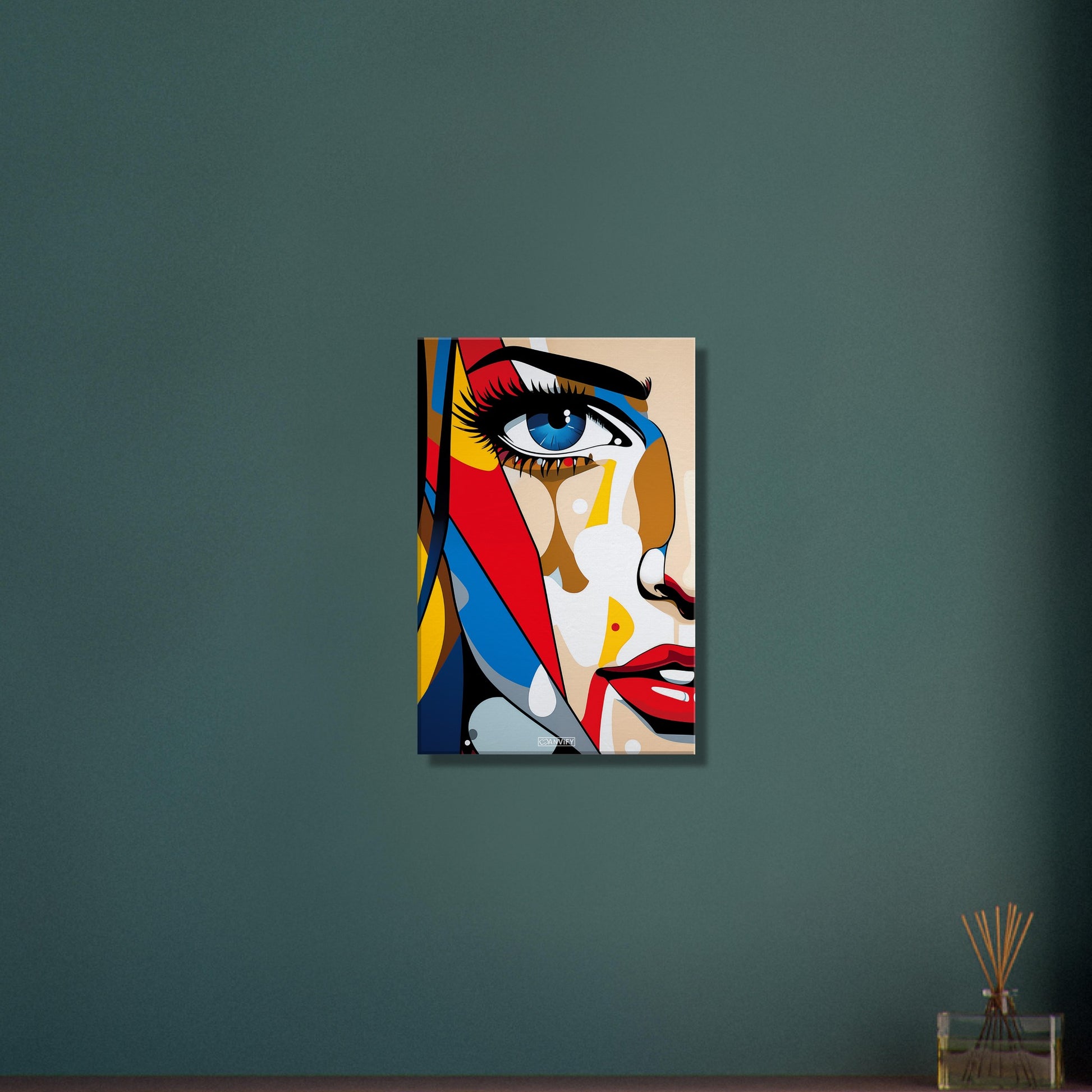 Blaues Auge einer Frau im Pop Art Stil auf einer Leinwand