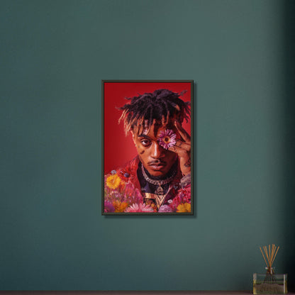 Juice WRLD im Stil von Nashid Chroma und inspiriert vom Album Cover Legends Never Die mit Blumen um die Augen auf einem Poster im Metallrahmen