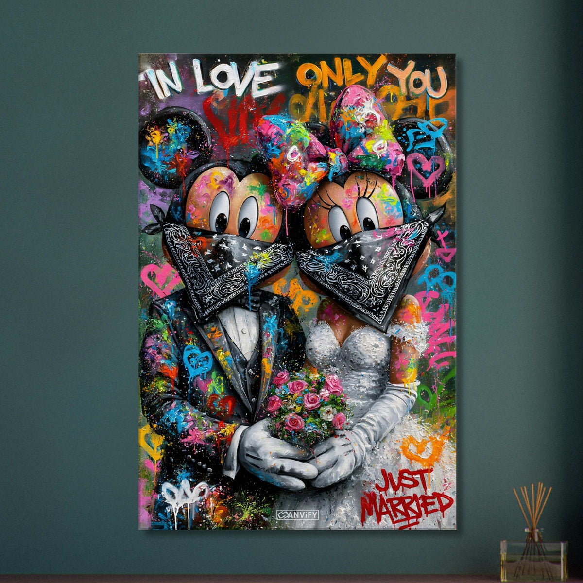 Micky und Minnie im Anzug und im Brautkleid im bunten Pop Art Stil und mit Sprüchen "In Love", "Only You" und "Just Married" auf einer Leinwand