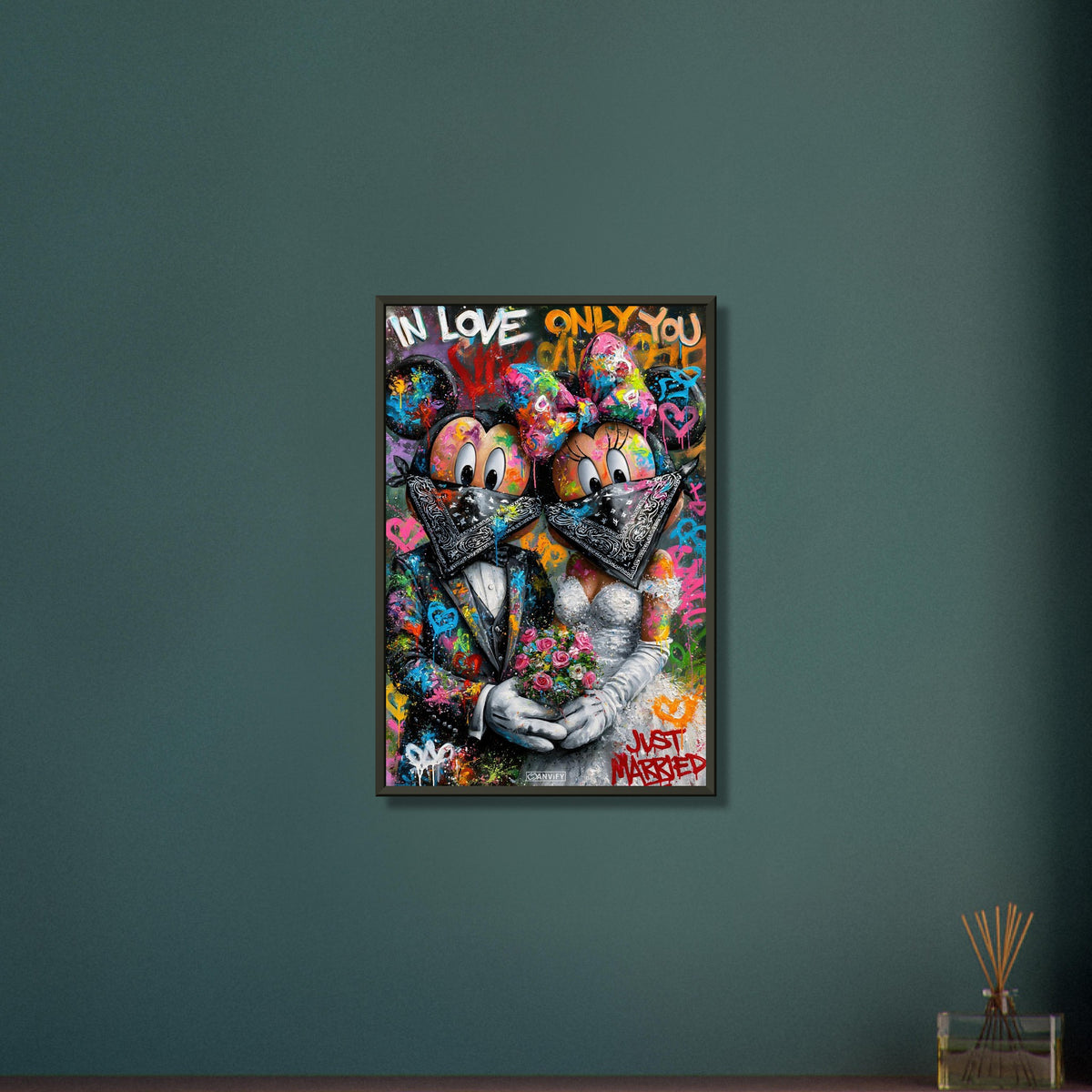 Micky und Minnie im Anzug und im Brautkleid im bunten Pop Art Stil und mit Sprüchen "In Love", "Only You" und "Just Married" auf einem Poster im Metallrahmen