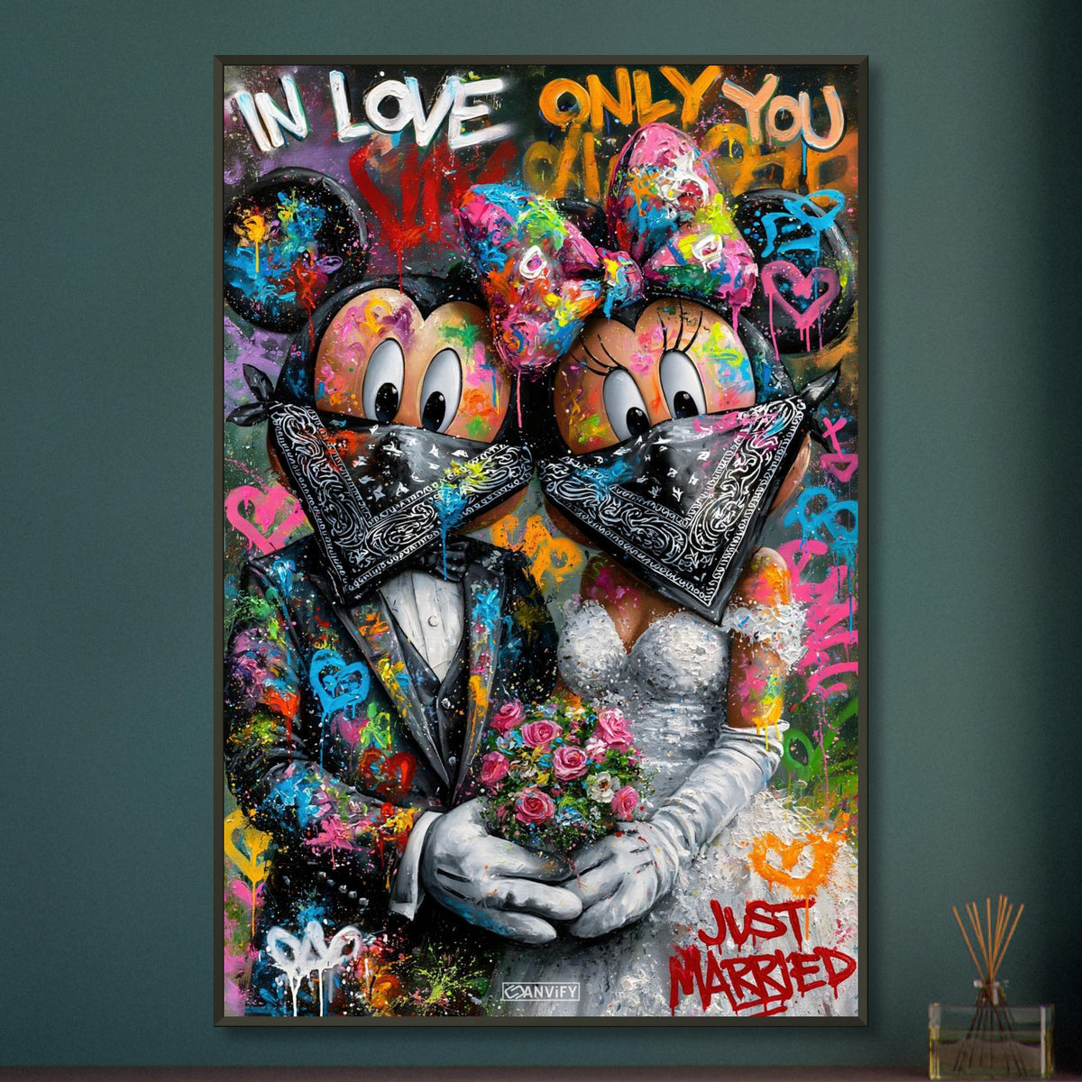 Micky und Minnie im Anzug und im Brautkleid im bunten Pop Art Stil und mit Sprüchen "In Love", "Only You" und "Just Married" auf einem Poster im Metallrahmen