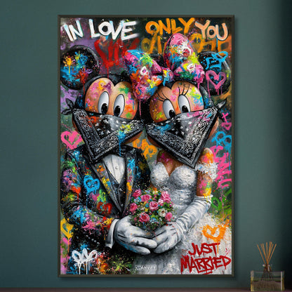 Micky und Minnie im Anzug und im Brautkleid im bunten Pop Art Stil und mit Sprüchen "In Love", "Only You" und "Just Married" auf einem Poster im Metallrahmen