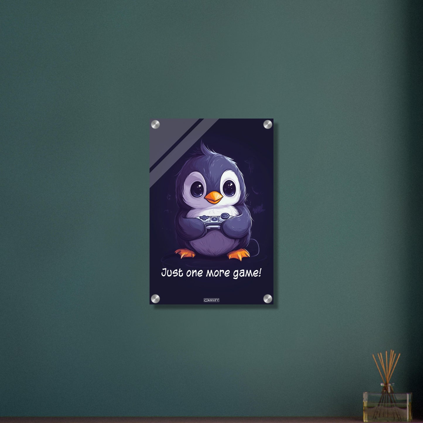 Baby-Pinguin spielt mit einem Controller auf einem Acrylbild