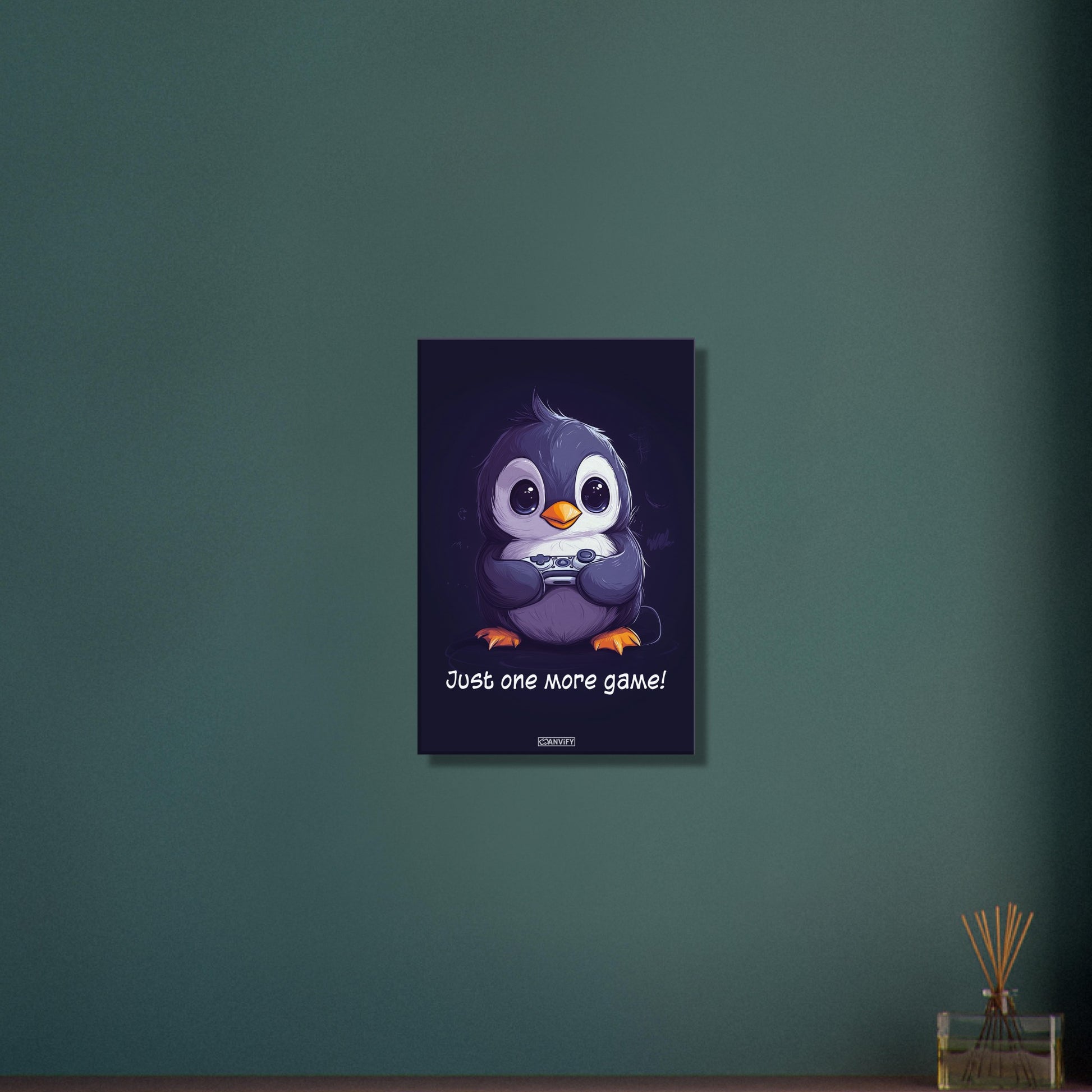 Baby-Pinguin spielt mit einem Controller auf einer Leinwand