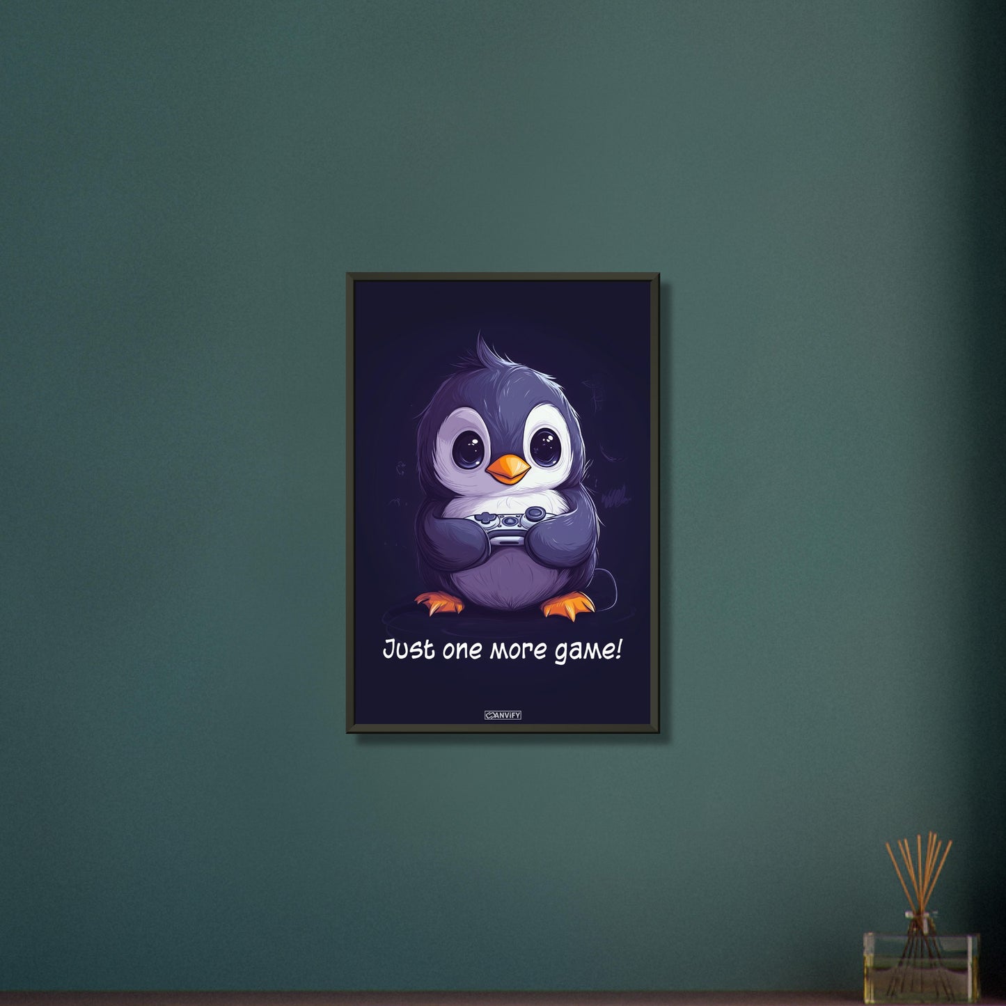 Baby-Pinguin spielt mit einem Controller auf einem Poster im Metallrahmen