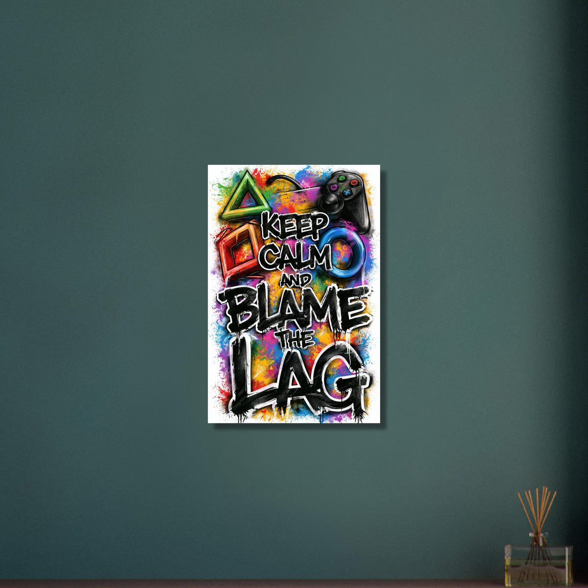 Playstation Controller mit bunten Symbolen und einem Spruch 'Keep Calm And Blame The Lag' im Graffiti Street Art Stil auf Aluminium