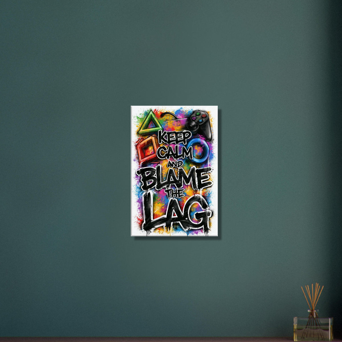 Playstation Controller mit bunten Symbolen und einem Spruch 'Keep Calm And Blame The Lag' im Graffiti Street Art Stil auf einer Leinwand