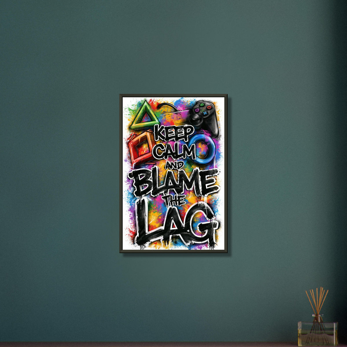 Playstation Controller mit bunten Symbolen und einem Spruch 'Keep Calm And Blame The Lag' im Graffiti Street Art Stil auf einem Poster im Metallrahmen