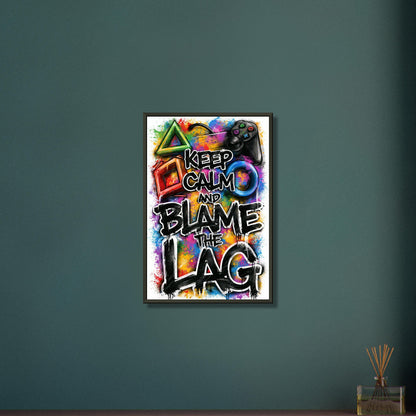 Playstation Controller mit bunten Symbolen und einem Spruch 'Keep Calm And Blame The Lag' im Graffiti Street Art Stil auf einem Poster im Metallrahmen
