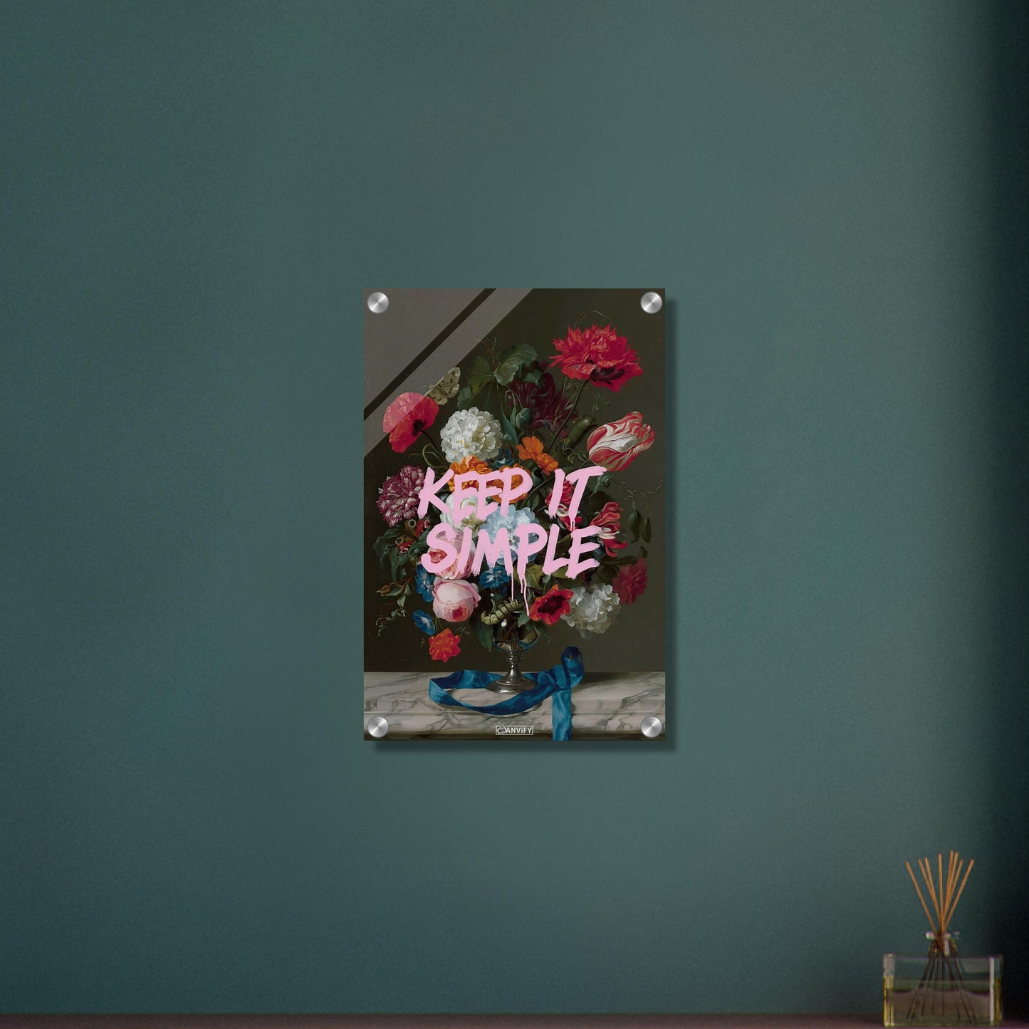 Blumen im Dutch Golden Age Stil mit einem Spruch "Keep It Simple" auf einem Acrylbild