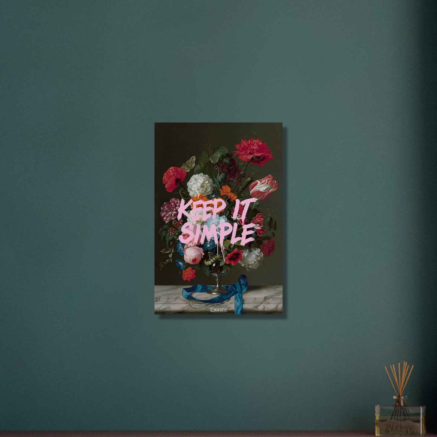 Blumen im Dutch Golden Age Stil mit einem Spruch "Keep It Simple" auf Aluminium