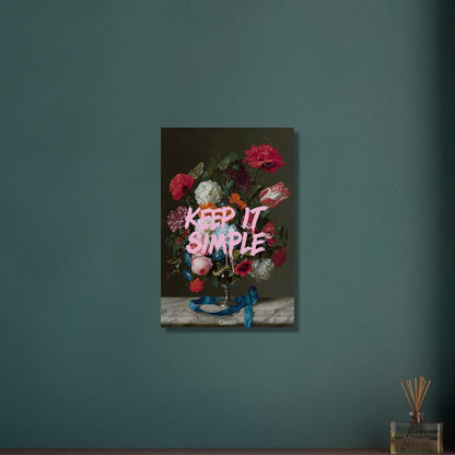 Blumen im Dutch Golden Age Stil mit einem Spruch "Keep It Simple" auf Aluminium