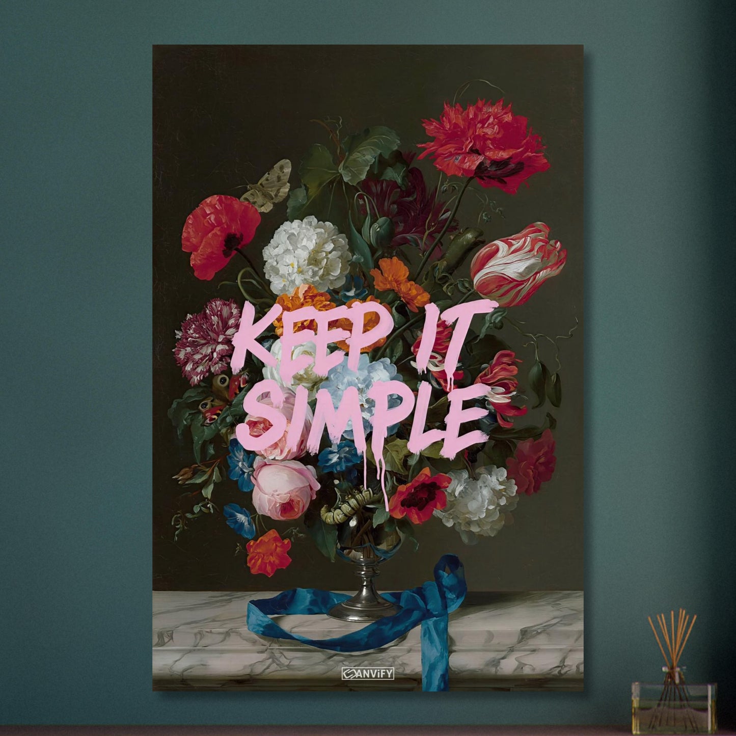 Blumen im Dutch Golden Age Stil mit einem Spruch "Keep It Simple" auf Aluminium