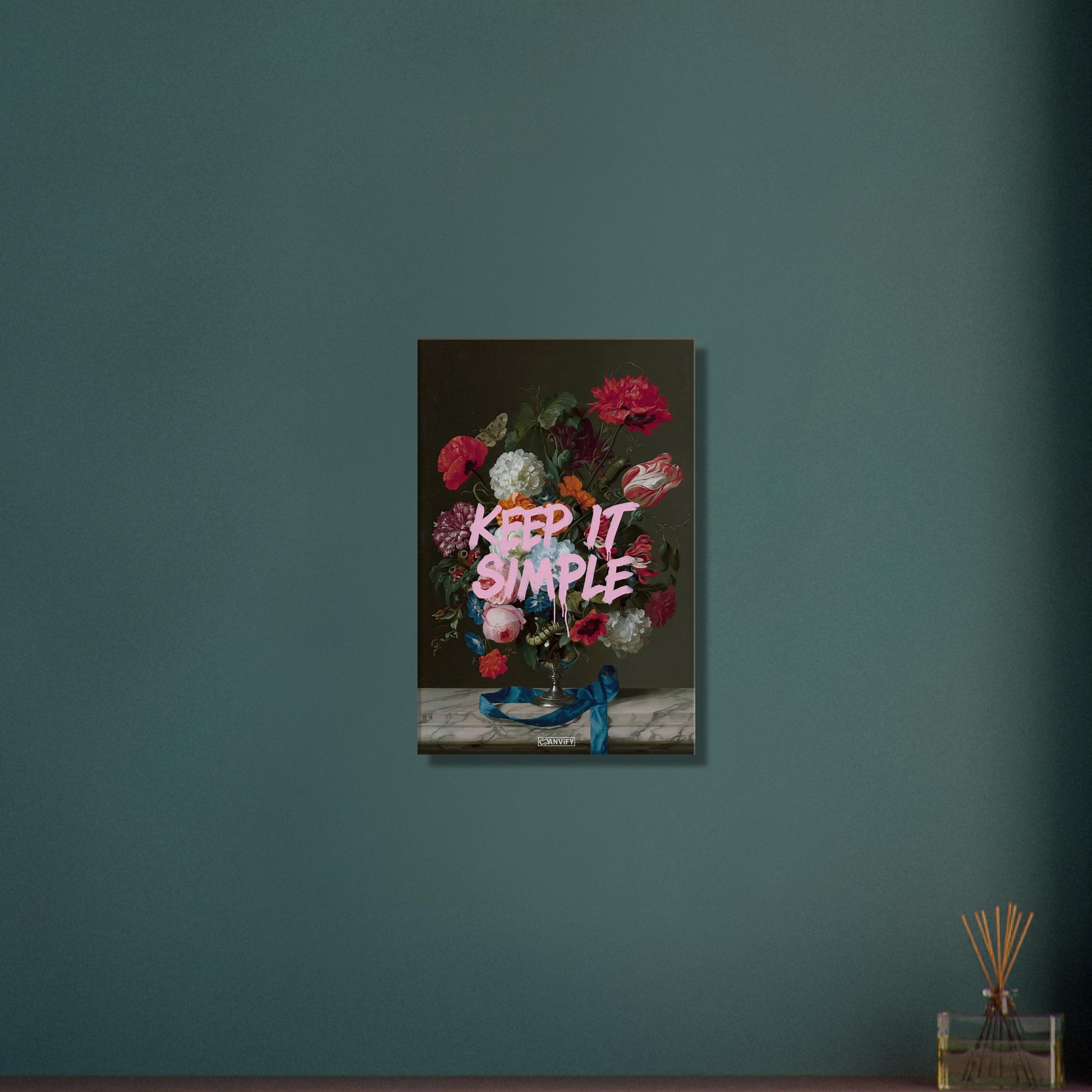 Blumen im Dutch Golden Age Stil mit einem Spruch "Keep It Simple" auf einer Leinwand