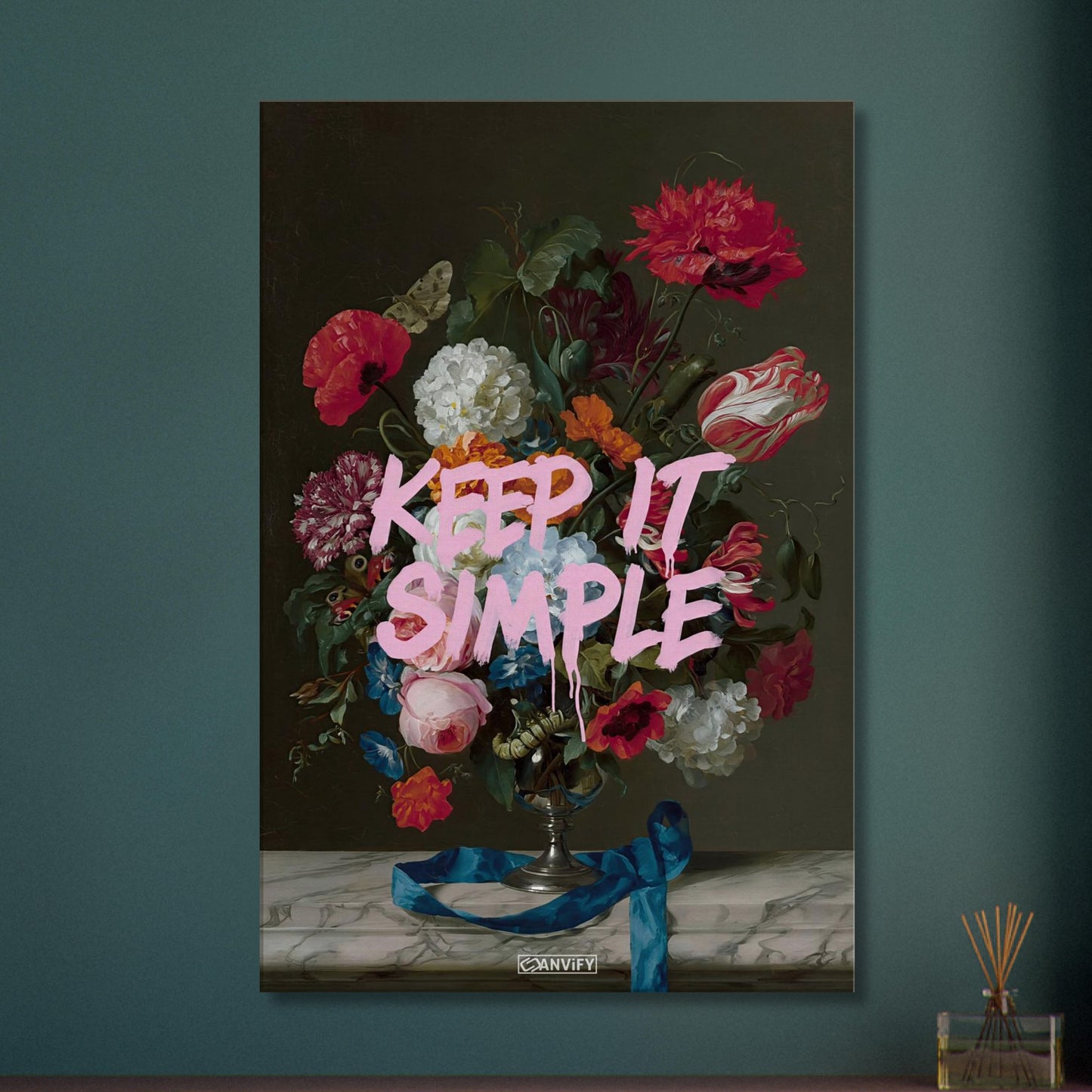 Blumen im Dutch Golden Age Stil mit einem Spruch "Keep It Simple" auf einer Leinwand