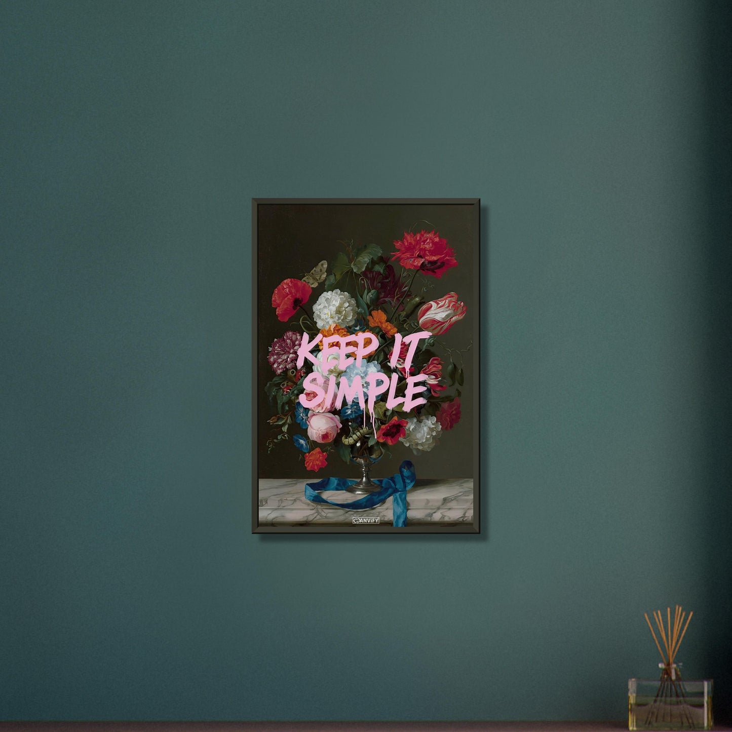 Blumen im Dutch Golden Age Stil mit einem Spruch "Keep It Simple" auf einem Poster im Metallrahmen
