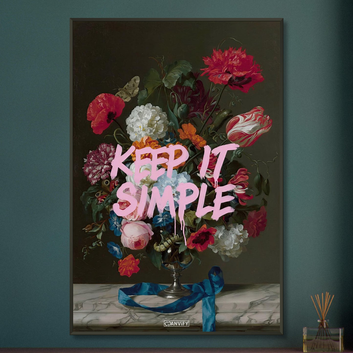 Blumen im Dutch Golden Age Stil mit einem Spruch "Keep It Simple" auf einem Poster im Metallrahmen