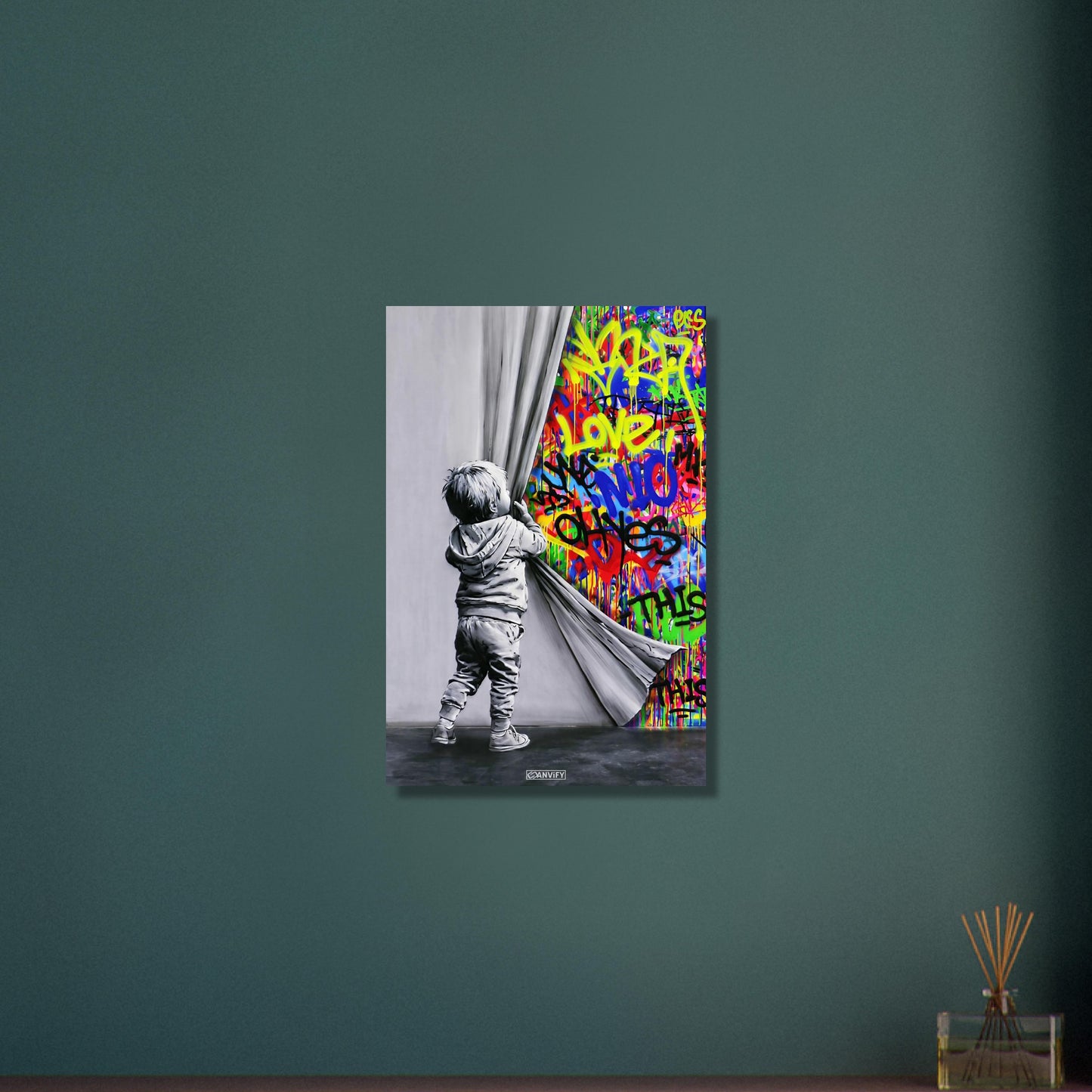 Kleiner Junge zieht den Vorhang zurück im Stil von Banksy Behind the Curtain auf Aluminium