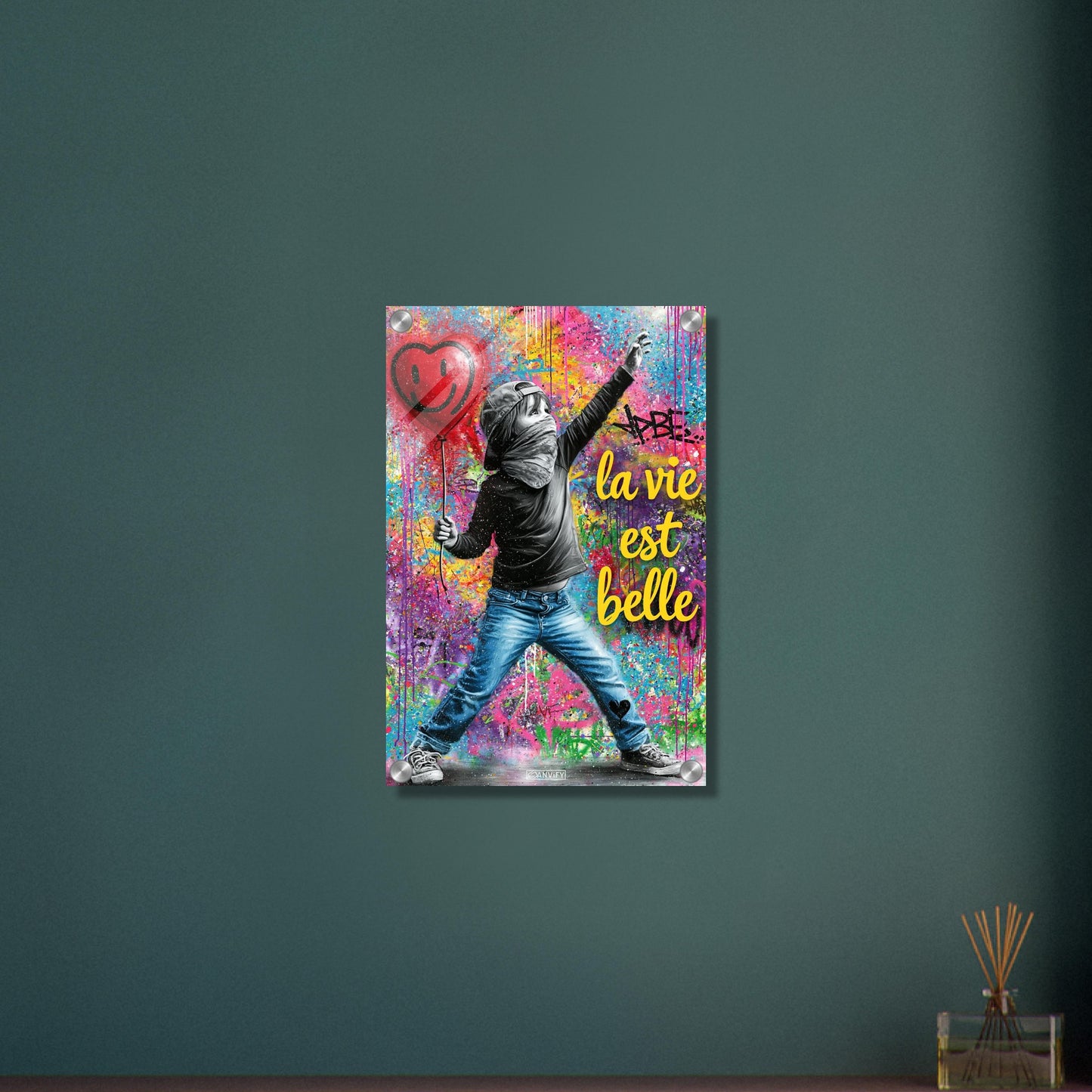 Kleiner Junge mit Basecap, Bandana und einem Herzluftballon in der Hand und einem Spruch "La Vie Est Belle" im Pop Art Stil auf einem Acrylbild