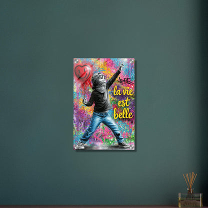 Kleiner Junge mit Basecap, Bandana und einem Herzluftballon in der Hand und einem Spruch "La Vie Est Belle" im Pop Art Stil auf einem Acrylbild