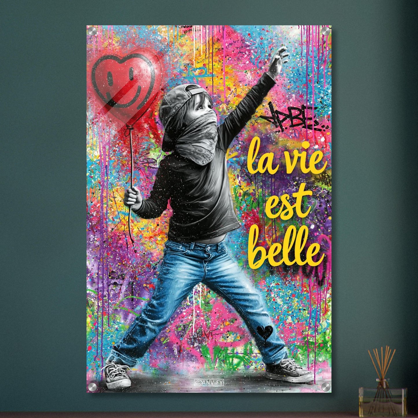 Kleiner Junge mit Basecap, Bandana und einem Herzluftballon in der Hand und einem Spruch "La Vie Est Belle" im Pop Art Stil auf einem Acrylbild