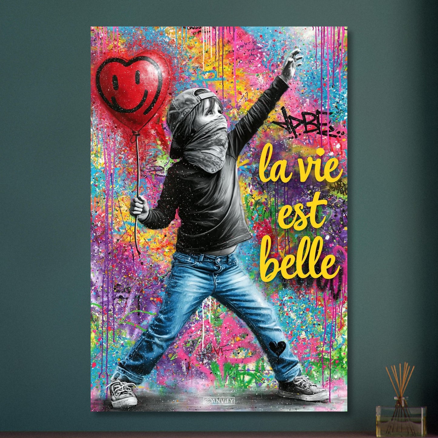 Kleiner Junge mit Basecap, Bandana und einem Herzluftballon in der Hand und einem Spruch "La Vie Est Belle" im Pop Art Stil auf Aluminium