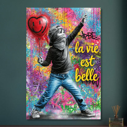 Kleiner Junge mit Basecap, Bandana und einem Herzluftballon in der Hand und einem Spruch "La Vie Est Belle" im Pop Art Stil auf Aluminium