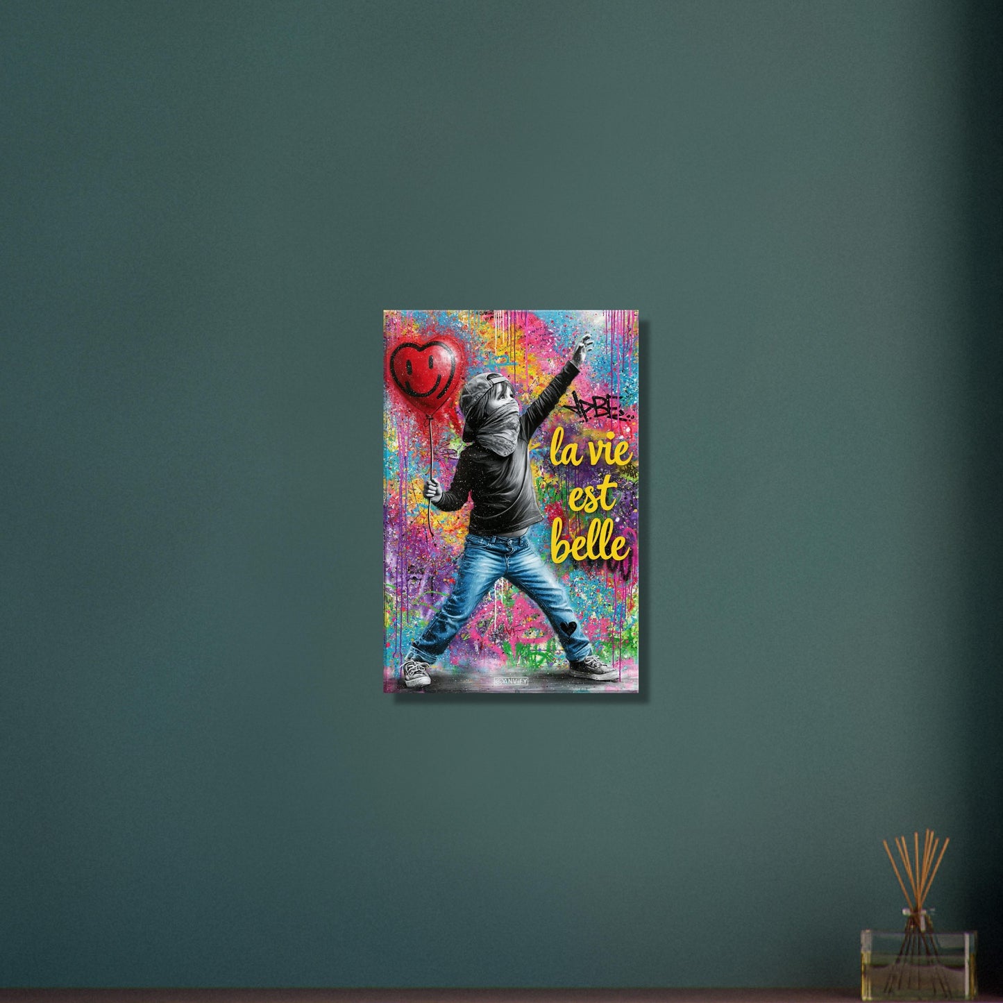 Kleiner Junge mit Basecap, Bandana und einem Herzluftballon in der Hand und einem Spruch "La Vie Est Belle" im Pop Art Stil auf einer Leinwand