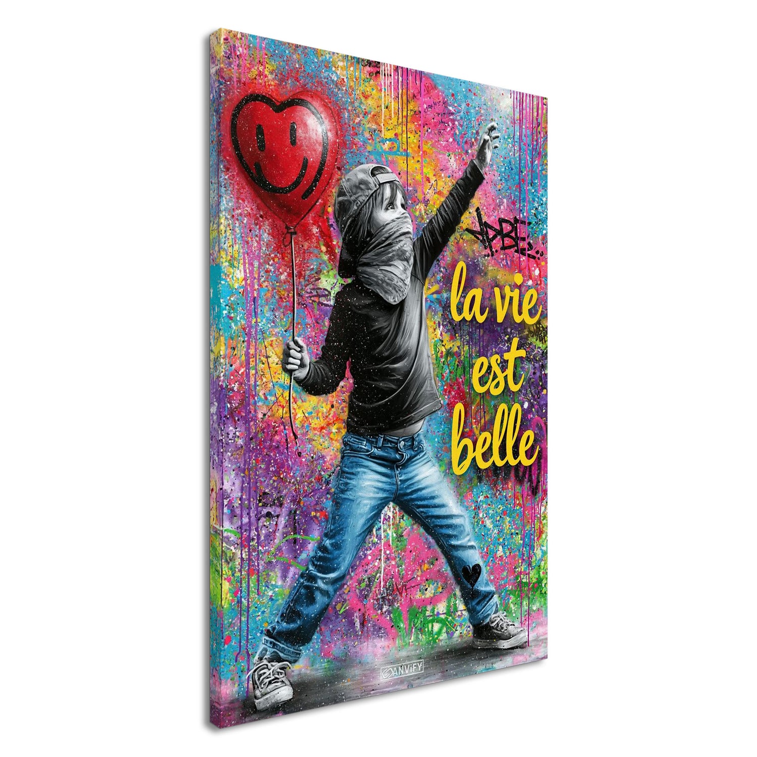 Kleiner Junge mit Basecap, Bandana und einem Herzluftballon in der Hand und einem Spruch "La Vie Est Belle" im Pop Art Stil auf einer Leinwand