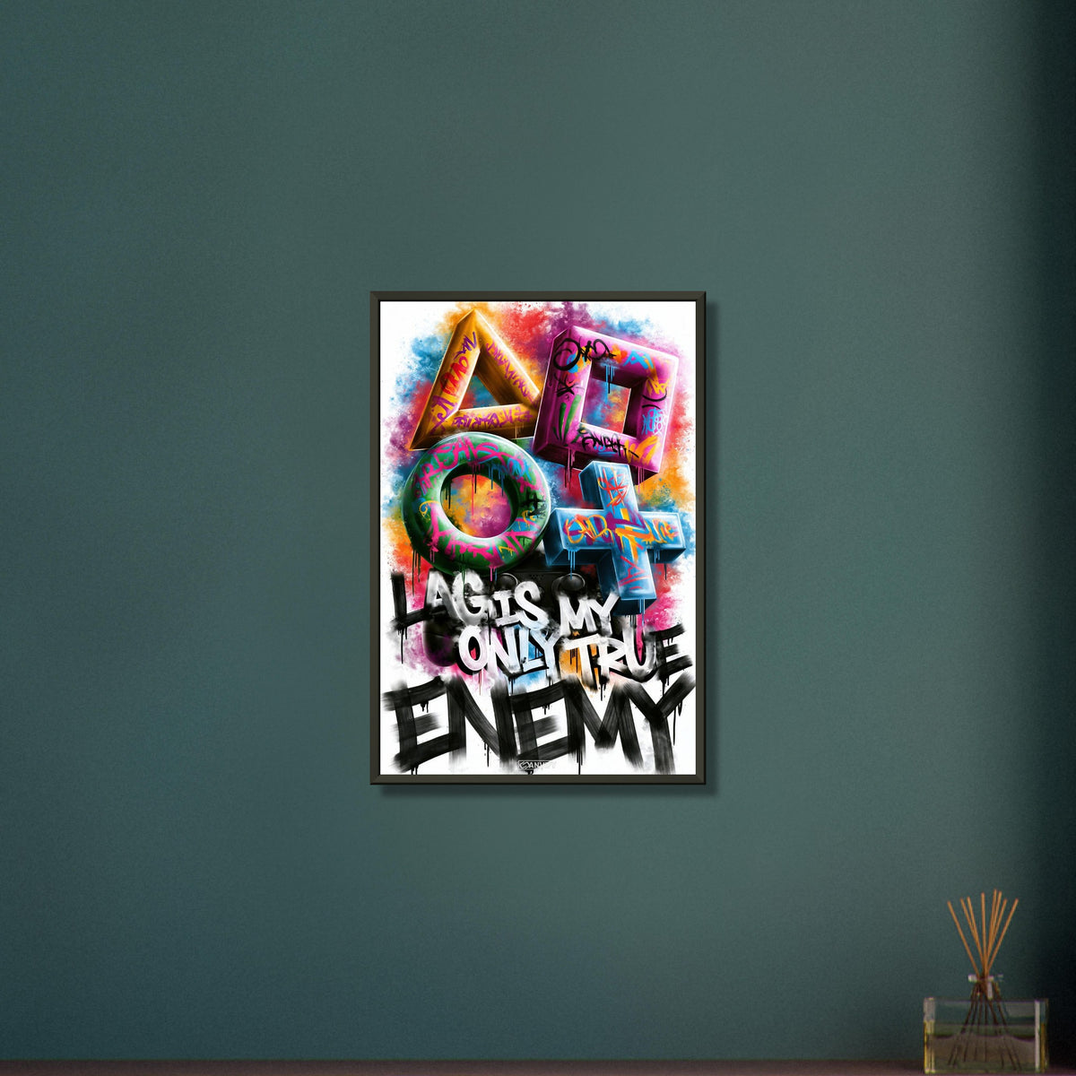 Playstation Symbole mit Controller in bunten Farben und einem Spruch 'Lag Is My Only True Enemy' im Graffiti Street Art Stil auf einem Poster im Metallrahmen