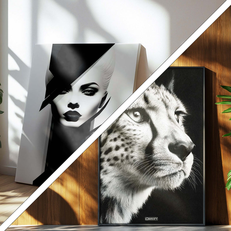Großes Leinwandbild in der Größe 60x90 cm namens Mystical Monochrome, angelehnt an eine weiße Wand am Boden und ein Poster im Metallrahmen in der Größe 60x90 cm namens Silent Hunter, angelehnt an eine braune Wand am Boden
